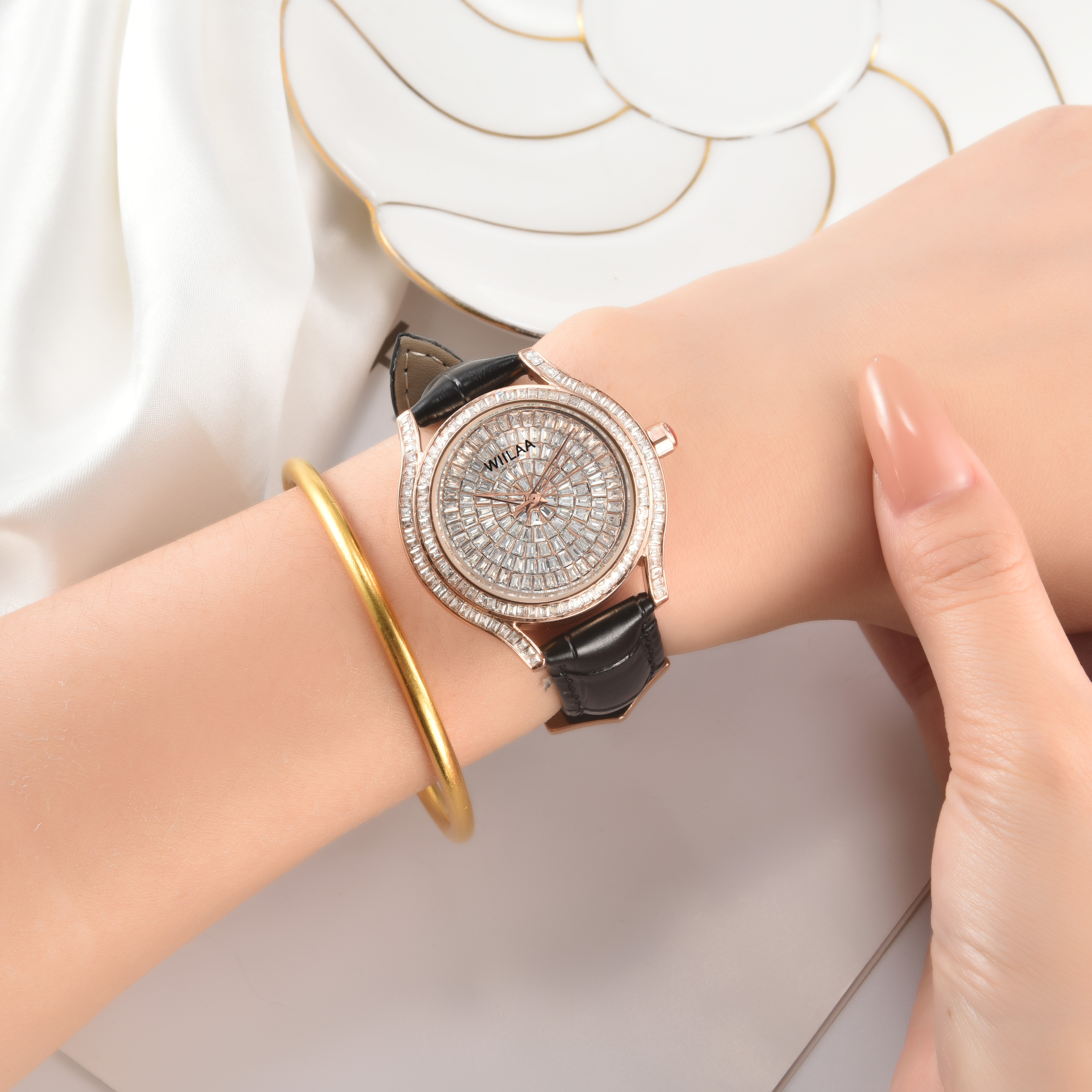 WIILAA Luxury Women's Crystal  - Luxury Watch Leather Strap recensione e prezzo