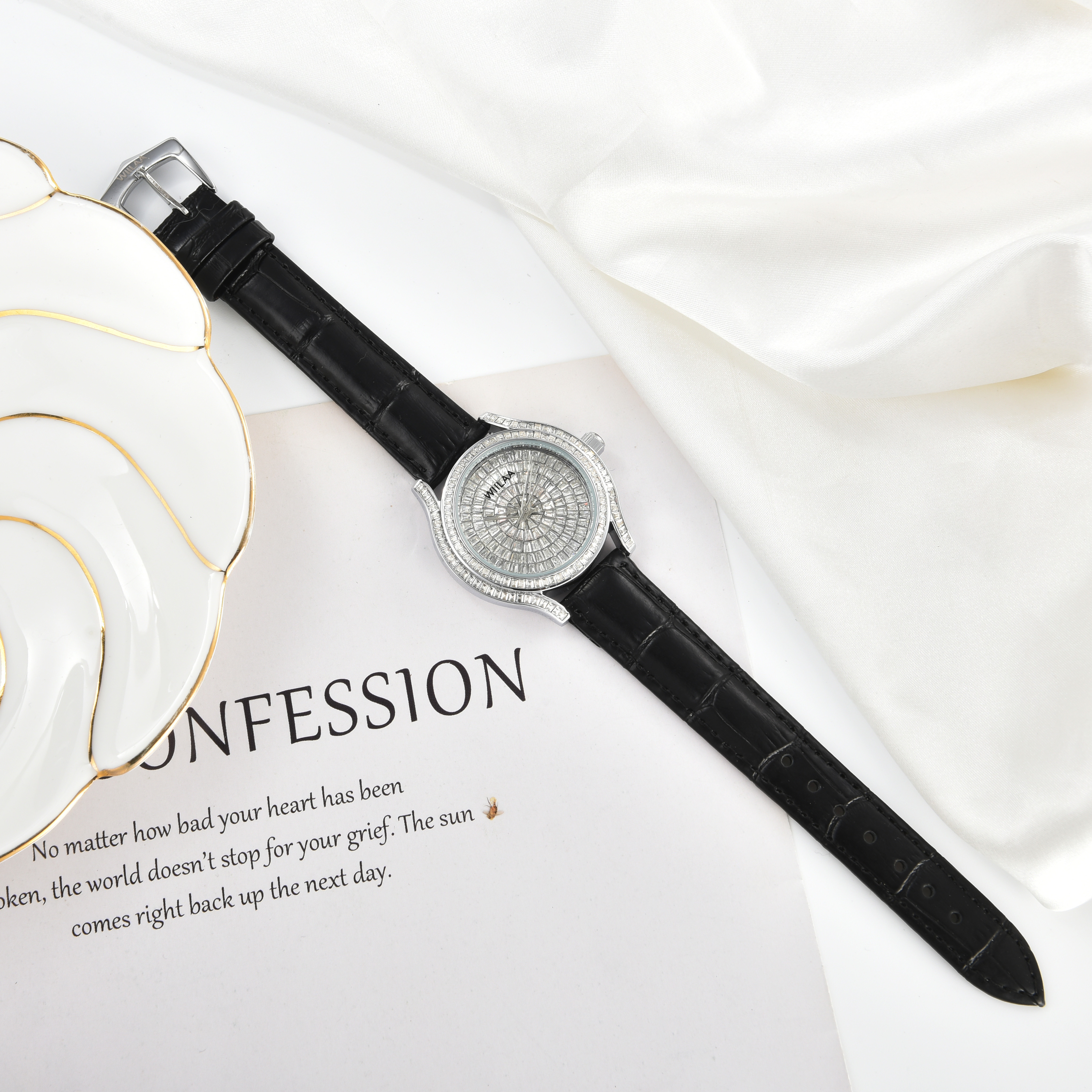 WIILAA Luxury Women's Crystal  - Luxury Watch Leather Strap recensione e prezzo