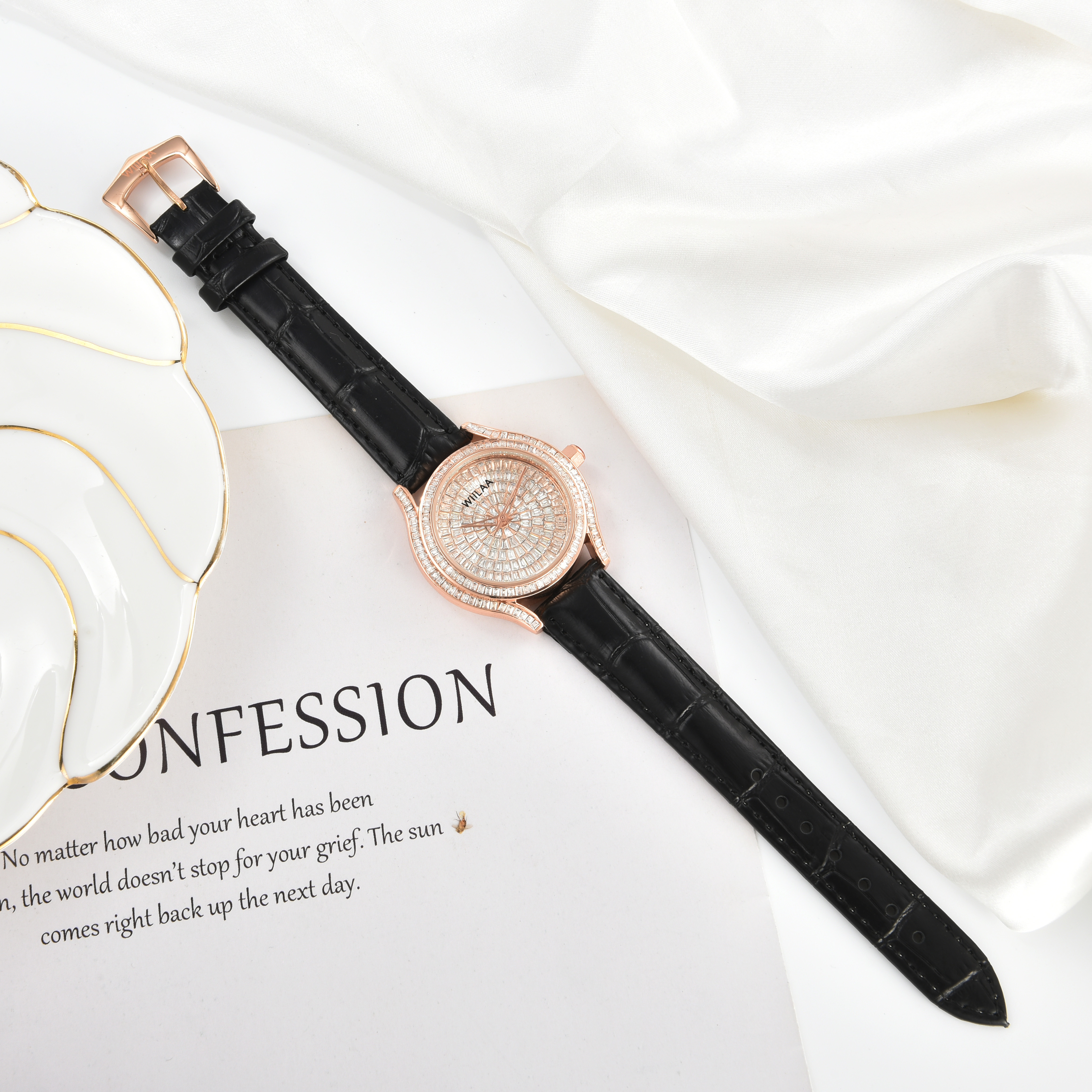 WIILAA Luxury Women's Crystal  - Luxury Watch Leather Strap recensione e prezzo